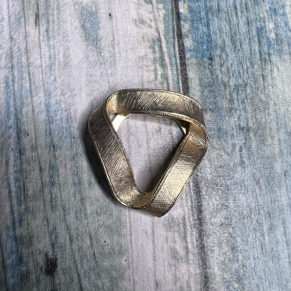 Vintage textured gold tone triangle scarf clip - Picture 1 of 6